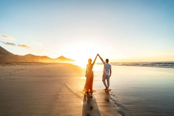 Schönes Romantisches Paar Das Strand Bei Sonnenuntergang Spazieren Geht Das — Stockfoto