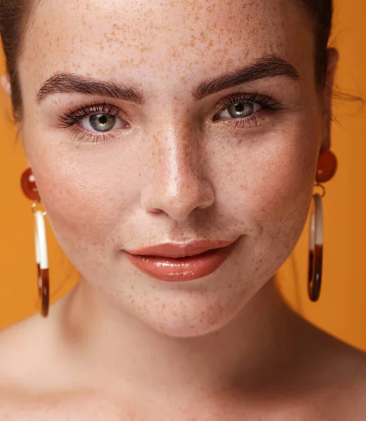 Beauty Closeup Πορτρέτο Του Γοητευτικό Τζίντζερ Νεαρή Γυναίκα Φυσικές Φακίδες — Φωτογραφία Αρχείου