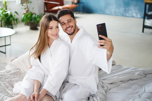 Neşeli Mutlu Çift Yatak Odasında Selfie Çekiyor Birlikte Eğleniyorlar Kadın — Stok fotoğraf