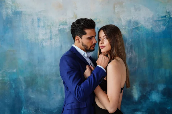 Eleganta Sexiga Par Poserar Tillsammans Stilig Man Elegant Kostym Kramar — Stockfoto