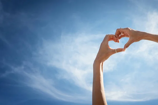 Konceptuelt Billede Kvindens Hænder Der Gør Hjertet Mod Blå Himmel - Stock-foto