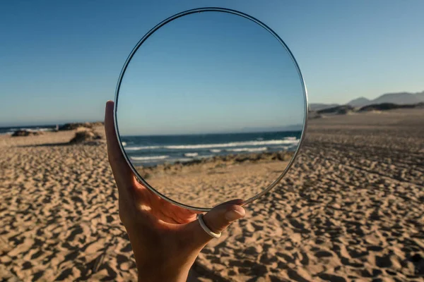 鏡の反射で砂浜と美しい海の海岸の概念的な写真 フエルタベントゥラ — ストック写真