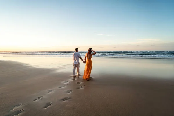 Coppia Romantica Passeggiare Sulla Spiaggia Tramonto Godersi Luce Della Sera — Foto Stock