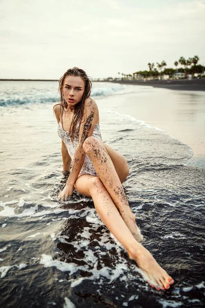 Mujer Sensual Traje Baño Blanco Posando Playa Tropical Retrato Una —  Fotos de Stock
