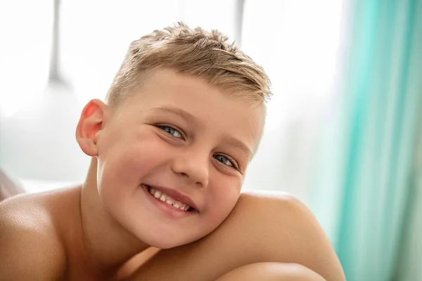 Ένα Εξάχρονο Χαρούμενο Αγόρι Χαμογελάει Στην Κάμερα Ηλιόλουστο Πρωινό Φως — Φωτογραφία Αρχείου