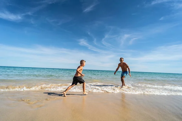 아버지와아 여름철의 해변에서 달리고 웃으면서 즐거운 시간을 보냅니다 여행이요 — 스톡 사진