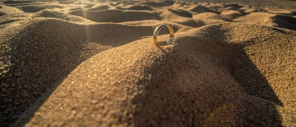 Ślubny Złoty Pierścionek Piaszczystej Plaży Świetle Zachodu Słońca Miesiąc Miodowy — Zdjęcie stockowe