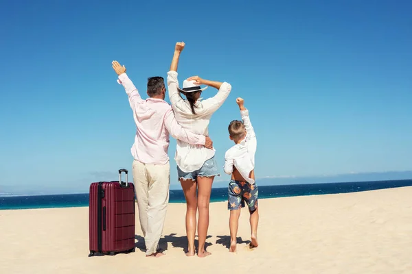 Concept Family Vacation Tourism Parents Son Standing Beach Arms Raised — Stock Photo, Image