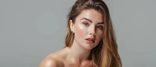 Hübsches Weibliches Modell Mit Natürlichem Sommersprossigen Gesicht Und Schulter Schönheitskönigin — Stockfoto