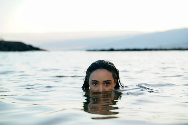 Rejtélyes Úszik Óceánban Kamerába Néz Nagy Gyönyörű Szemeivel Nyugodt Lány — Stock Fotó