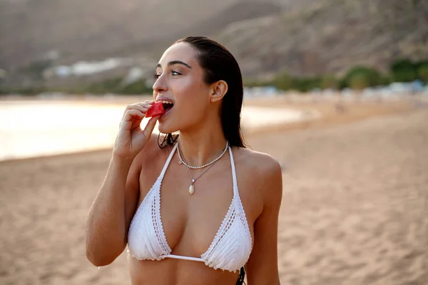 Joven Hermosa Mujer Feliz Disfrutando Día Soleado Playa Comiendo Sandía —  Fotos de Stock