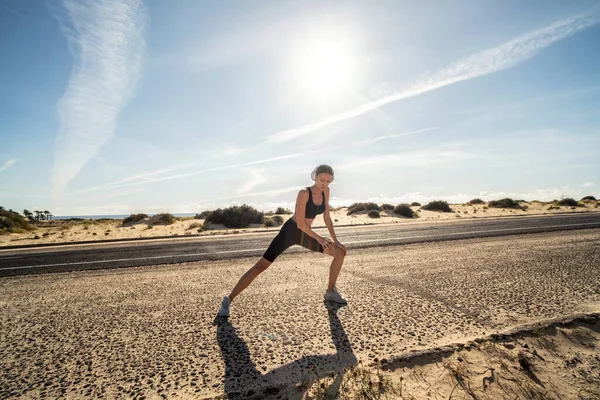 Молоді Підходять Тренування Жінок Свіжому Повітрі Сонячний День Розтягуючи Ноги — стокове фото