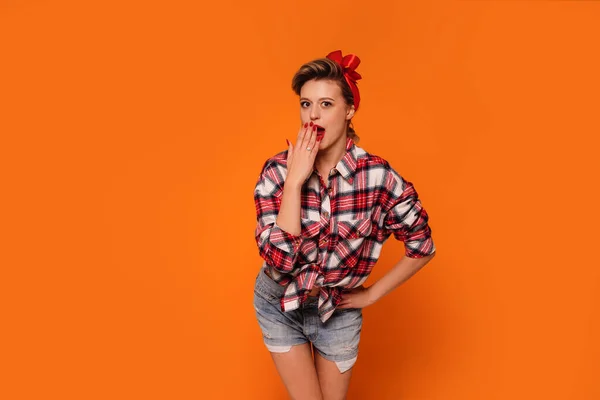 Foto Moda Mulher Feliz Bonita Jeans Curtos Camisa Quadriculada Menina — Fotografia de Stock