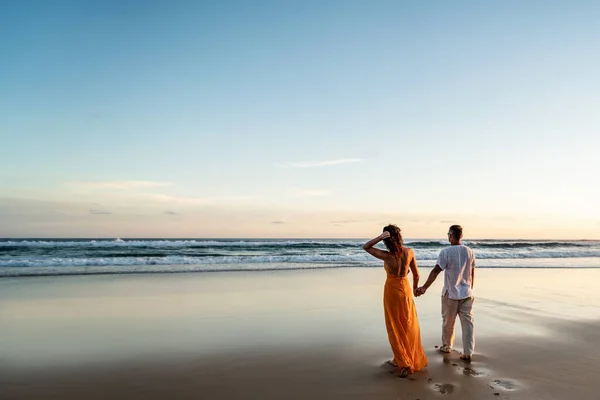 Ρομαντικό Ζευγάρι Πόδια Στην Παραλία Ηλιοβασίλεμα Απολαμβάνοντας Φως Βράδυ Χαλαρώνοντας — Φωτογραφία Αρχείου