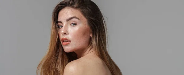 Studio Beauty Portrait Very Natural Woman Freckles Her Face Shoulder — Stock Photo, Image