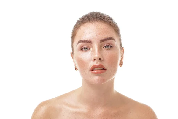 Estúdio Retrato Beleza Mulher Muito Natural Com Sardas Seu Rosto — Fotografia de Stock