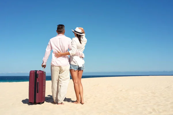 Feliz Casal Viajando Com Malas Praia Areia Dia Ensolarado Verão — Fotografia de Stock