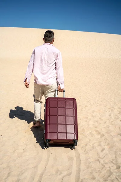 Denize Bakıyorum Rahatlıyorum Seyahat Yaz Tatili Konsepti Elinde Bavulla Kumsalda — Stok fotoğraf
