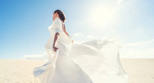 Nyugodt Divatos Maxi Fehér Esküvői Ruhában Pózol Sivatagban Napfényben Táncol — Stock Fotó