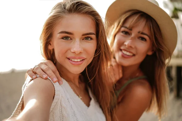 两个快乐的女朋友在一起自作自受 面带微笑 很开心 阳光灿烂的夏光 姐妹们真实的人的情感 — 图库照片