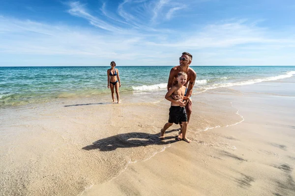 Férias Família Mãe Feliz Pai Filho Correndo Praia Brincando Juntos — Fotografia de Stock