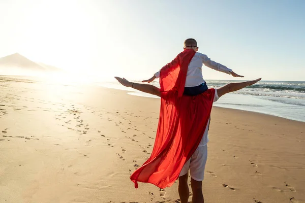 Щаслива Сімейна Концепція Батько Син Грають Супергероя Прекрасному Пляжі Заходу — стокове фото