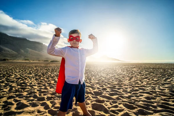 Superhjälte Barn Som Har Roligt Sandstranden Solnedgången Stranden Bär Röd — Stockfoto