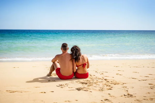 Bella Coppia Che Guarda Mare Blu Insieme Sulla Spiaggia Sabbia — Foto Stock