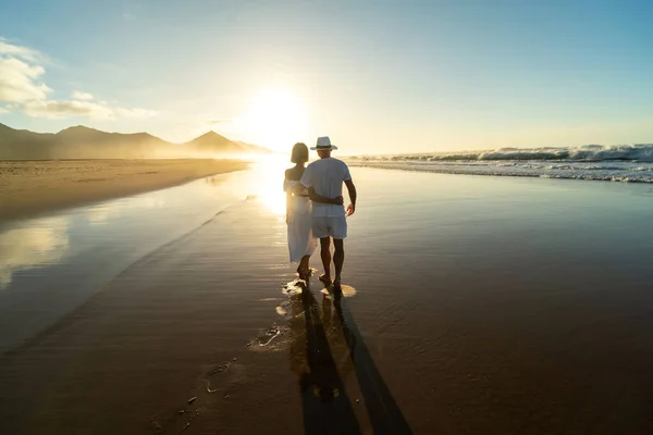 Vista Posteriore Romantiche Passeggiate Coppia Lungo Una Spiaggia Sabbiosa Sull — Foto Stock