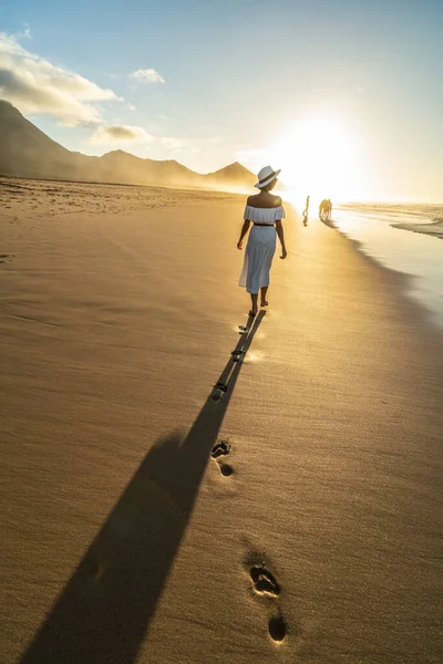 Mulher Relaxada Desfrutando Sol Uma Bela Praia Areia Pôr Sol — Fotografia de Stock