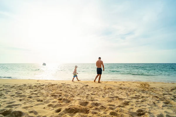 Pai Filho Caminhando Praia Verão Pai Criança Divertindo Livre Viagem — Fotografia de Stock