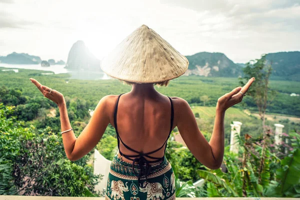 旅行的女人欣赏着张恩加湾的景色 泰国Samet Nang She的游客 亚洲旅行 旅行和暑假的概念 后视镜游手好闲 — 图库照片