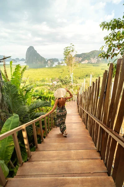 背景色独行的女游客享受着攀枝湾的风景 散步和放松 泰国Samet Nang She的游客 亚洲旅行 旅行和暑假概念 — 图库照片