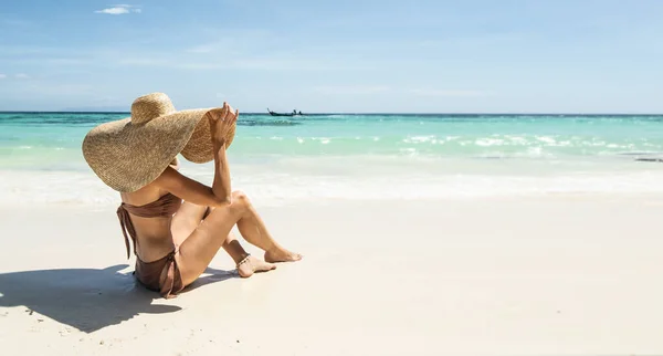 Вид Женщины Тропическом Отпуске Отдыхающей Песчаном Пляже Бирюзовой Водой Одетой — стоковое фото