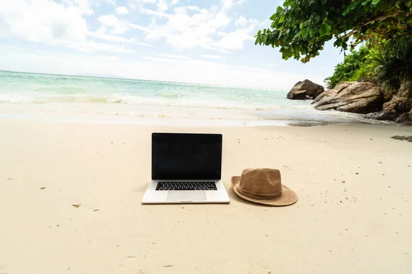Konzeptfoto Von Modernem Laptop Und Sommermütze Sandstrand Reisehintergrund Digitaler Lebensstil — Stockfoto