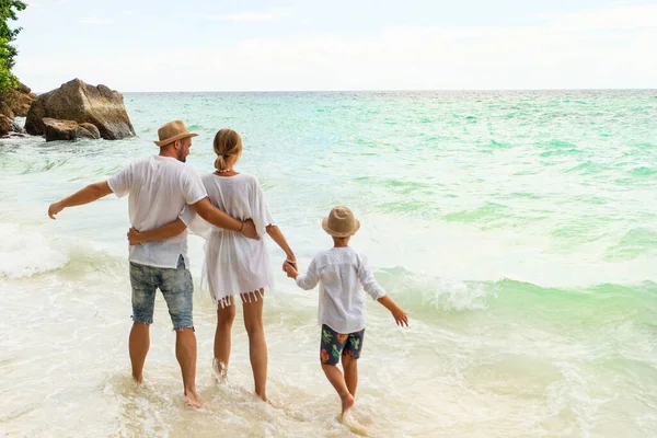 가족들 해변에서 즐거운 시간을 보내고 있습니다 아버지 어머니 손잡고 — 스톡 사진