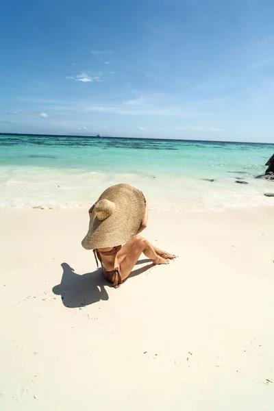 Bela Mulher Tomando Sol Relaxando Incrível Praia Tropical Dia Ensolarado — Fotografia de Stock