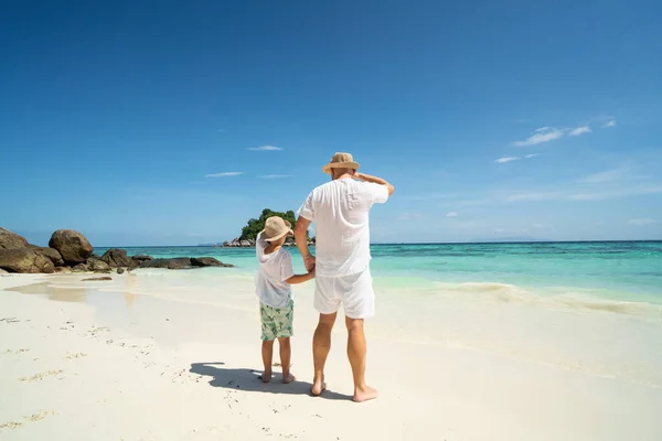 Pai Filho Mãos Dadas Divertindo Juntos Andando Praia Tropical Dia — Fotografia de Stock