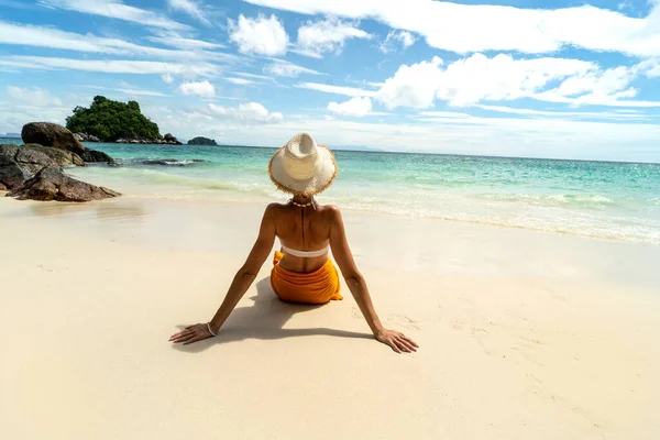 Widok Tył Pięknej Kobiety Bikini Letni Kapelusz Relaksujący Plaży Tle — Zdjęcie stockowe
