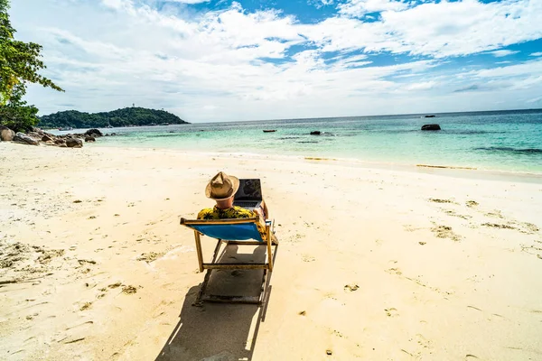 Человек Летней Шляпе Бизнесмен Цифровой Кочевник Работающий Ноутбуком Тропическом Пляже — стоковое фото