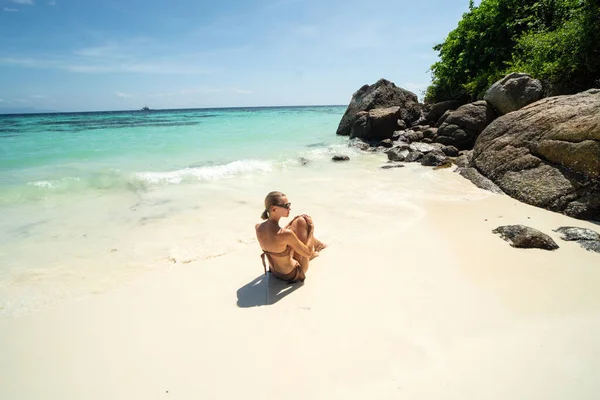 Piękna Kobieta Opalająca Się Relaksująca Niesamowitej Tropikalnej Plaży Słoneczny Letni — Zdjęcie stockowe