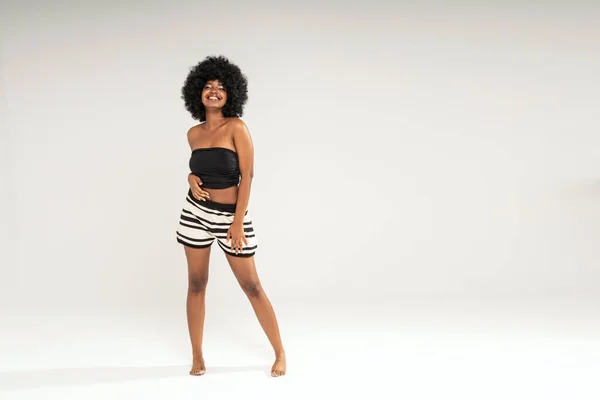 Femme Heureuse Mode Avec Une Coiffure Afro Portant Des Vêtements — Photo