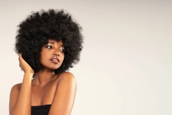 Gyönyörű Portré Afro Hajú Afro Amerikai Lányról Divatos Fiatal Friss — Stock Fotó