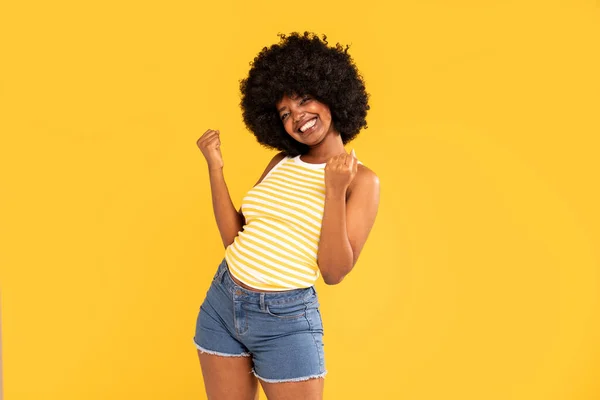 Charismatique Fille Afro Américaine Heureuse Jeans Mode Top Riant Caméra — Photo