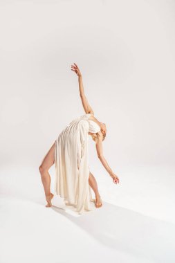 Maxi elbiseli balerin ışık stüdyosunda dans ediyor. Bale Dansçısı. Modern Dans. Zarif kadın. Hobi olarak. Tam boy fotoğraf.