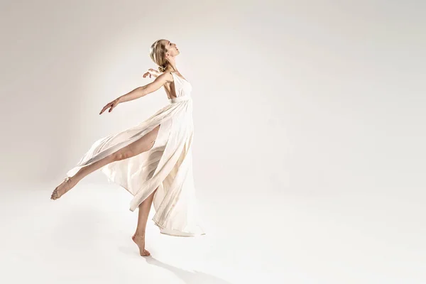 Ballerina Maxi Kleid Tanzt Über Hellem Studiohintergrund Balletttänzer Modern Dance — Stockfoto