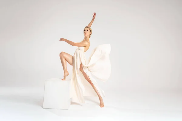 Junge Blonde Tänzerin Elegantem Kleid Das Über Grauem Studiohintergrund Tanzt — Stockfoto