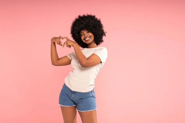 Femme Afro Américaine Optimiste Montrant Signe Cardiaque Caméra Souriant Joyeusement — Photo
