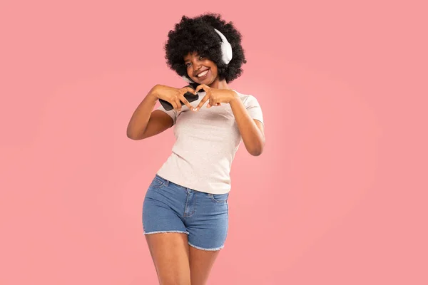 Joyeux Jeune Femme Avec Coiffure Afro Montrant Signe Cœur Avec — Photo