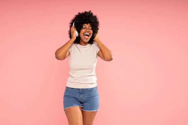 Vreugdevolle Jonge Vrouw Met Afro Kapsel Dansen Luisteren Naar Muziek — Stockfoto